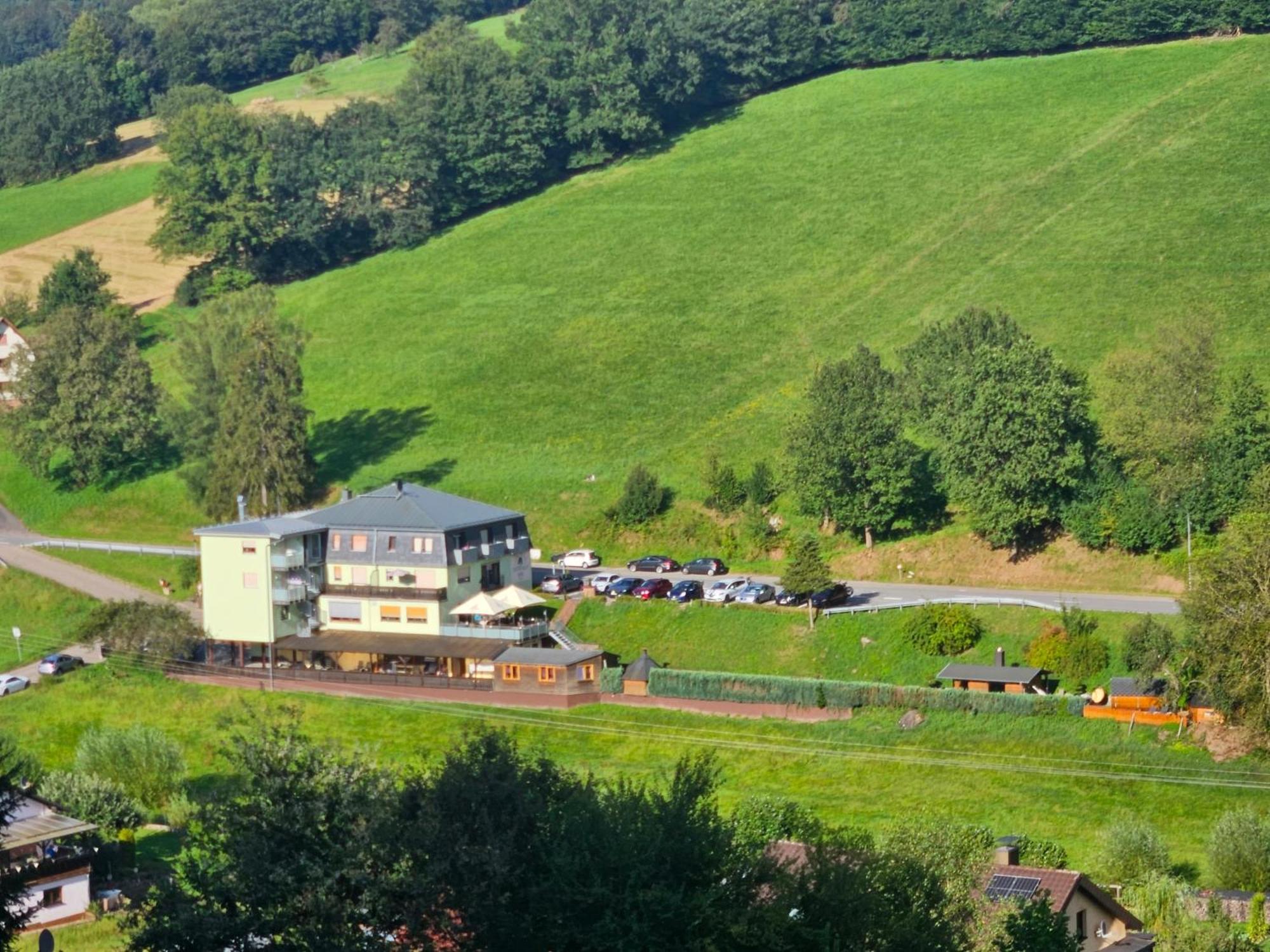 Hotel Gruener Baum Mit Restaurant & Wellness Oberzent Bagian luar foto