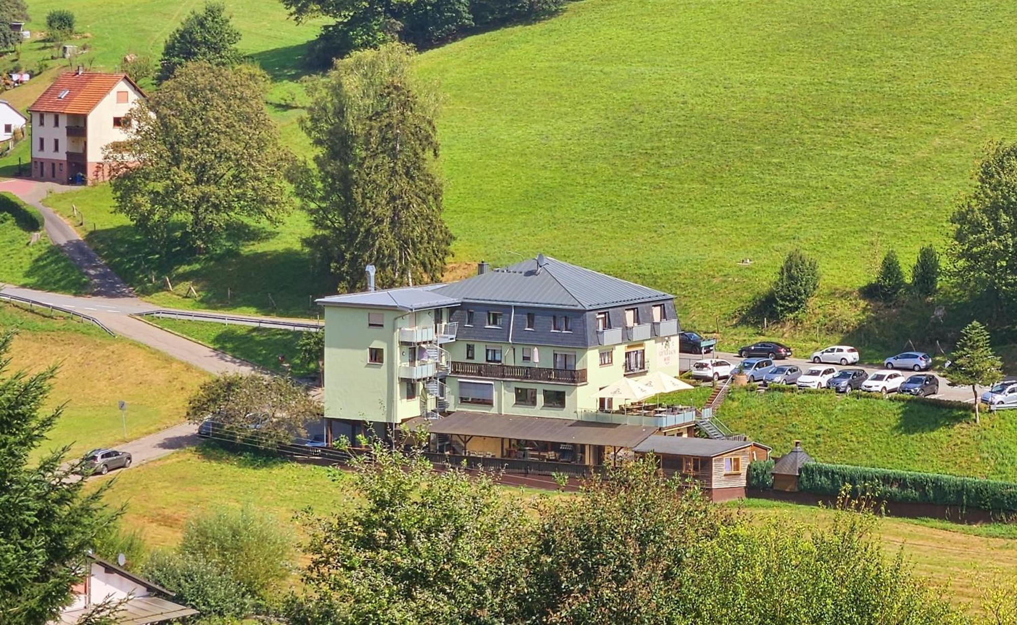 Hotel Gruener Baum Mit Restaurant & Wellness Oberzent Bagian luar foto