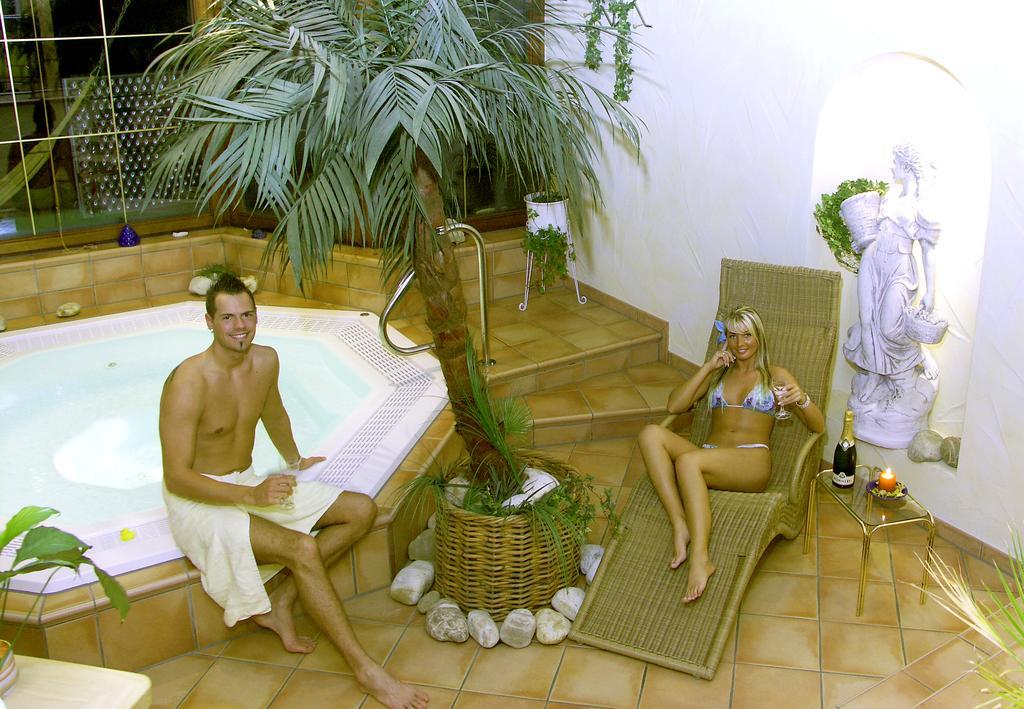 Hotel Gruener Baum Mit Restaurant & Wellness Oberzent Bagian luar foto